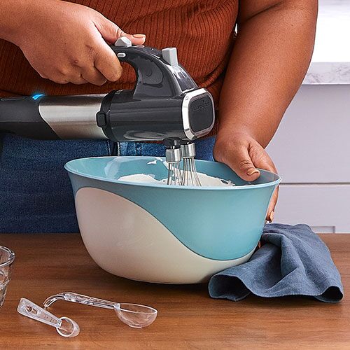 The Pampered Chef batter bowl with white lid large 8 cup mixing measuring  bowl for Sale in Phoenix, AZ - OfferUp