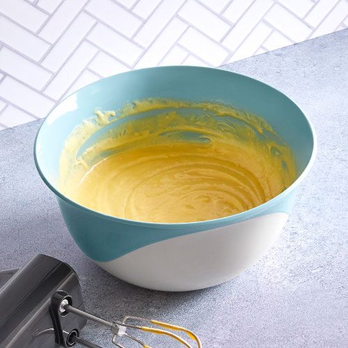 The Pampered Chef batter bowl with white lid large 8 cup mixing measuring  bowl for Sale in Phoenix, AZ - OfferUp