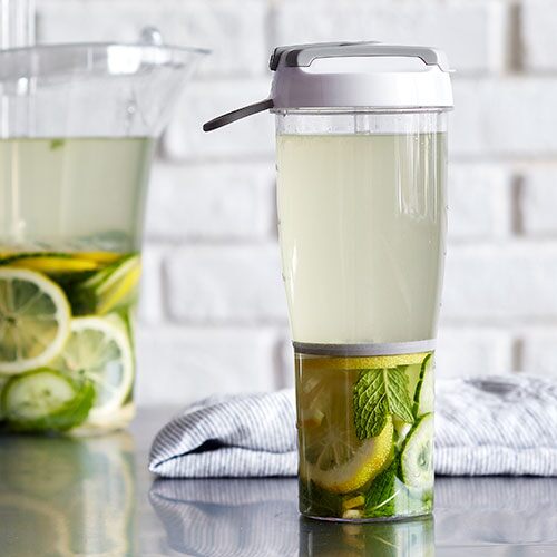 Pampered Chef Amber - Quick-Stir® Pitcher Item Number 2272 For hot and cold  beverages. Make iced or hot tea or coffee, or mix juice and powdered drinks  with a few tugs of